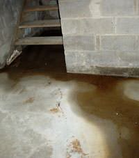 Flooding floor cracks by a hatchway door in Prineville